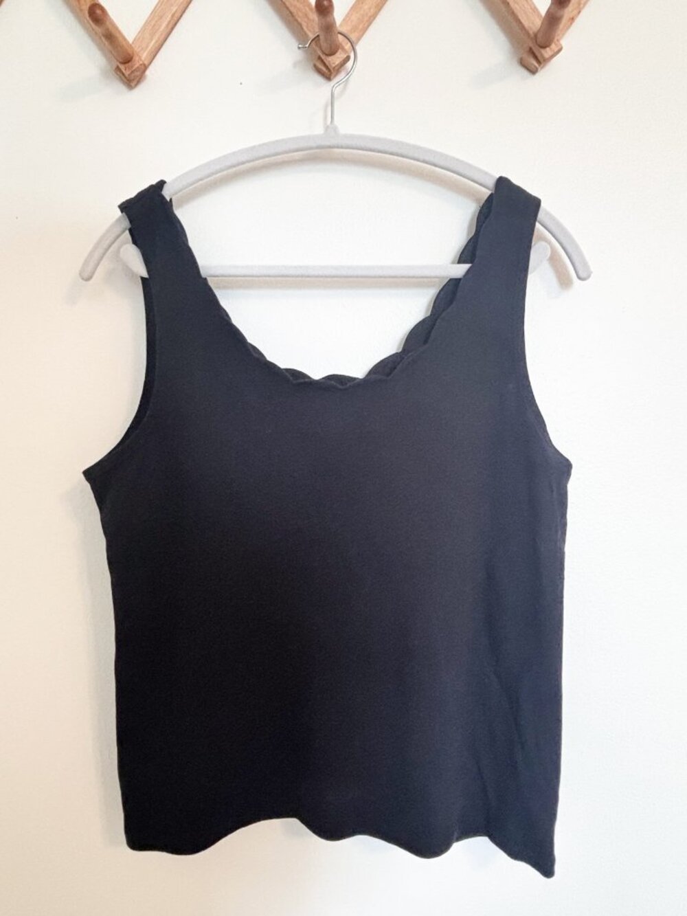 Scalloped edged tank